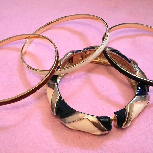 Bangle Bracelets -- Enamel -- Set of 4 -- 2 3/4" Diameter -- Red White Blue - Picture 9 of 11